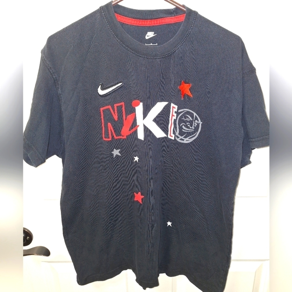 A black Nike t-shirt in a size large with stars. Athletic, athleisure summer.